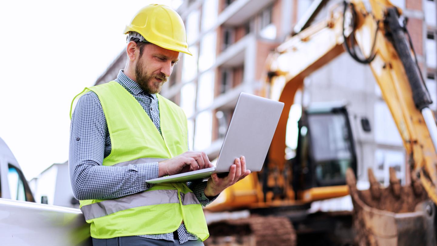 construction worker with laptop wifi