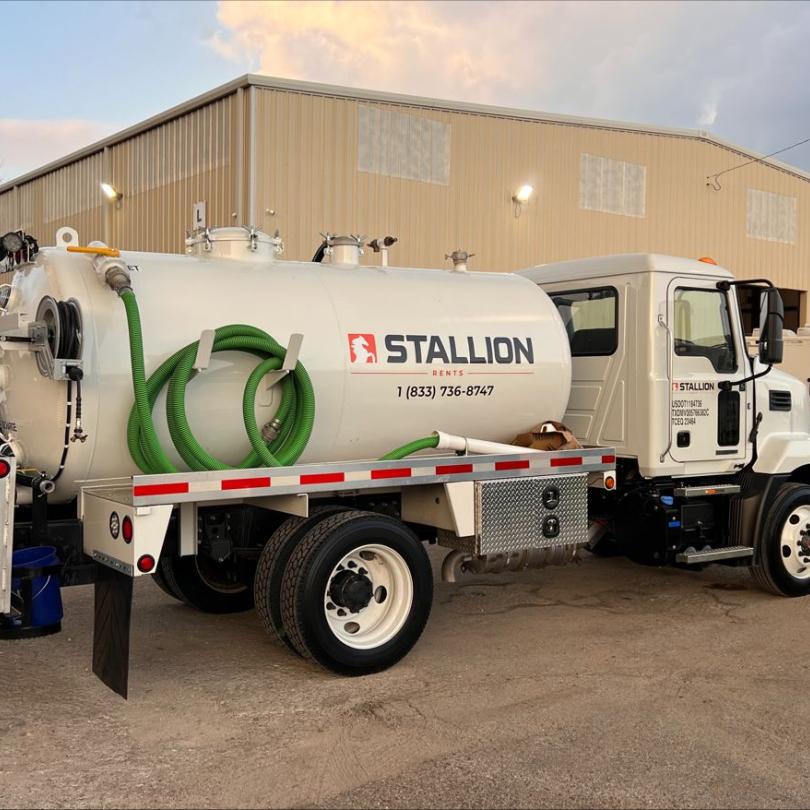 Liquid tanker truck